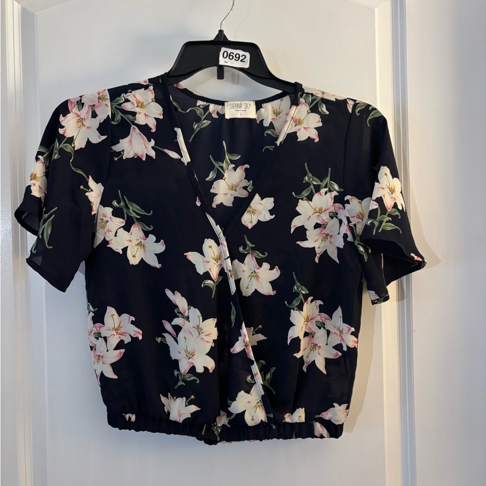 Sienna Sky Navy Floral V-Neck Crop Top sz Small